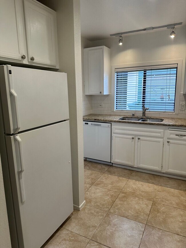 Building Photo - MISSION HILLS-SPACIOUS 2BR /2BA WITH MODER...