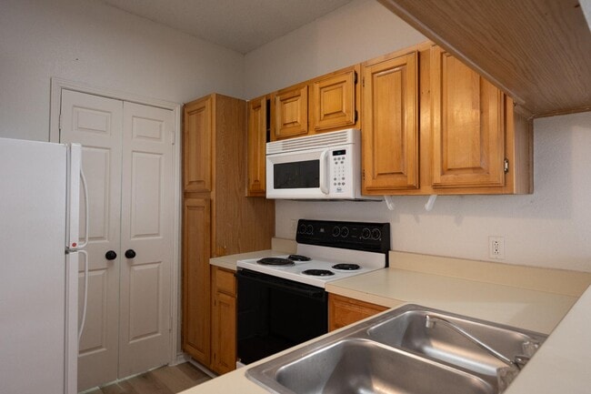 Building Photo - 3001 Cedar St