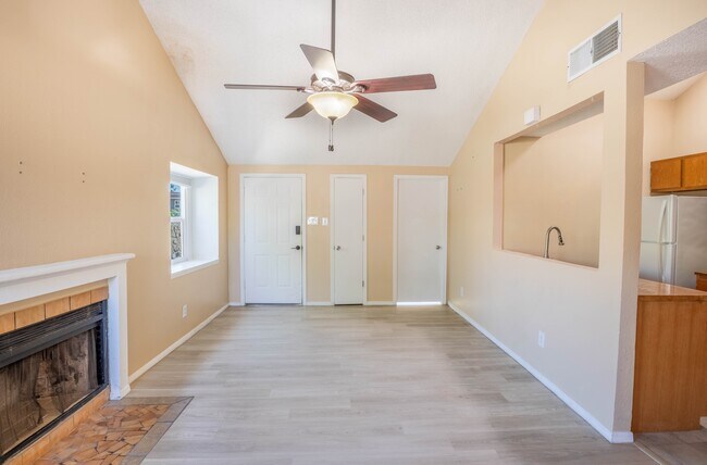 Building Photo - 623 Paula Pl