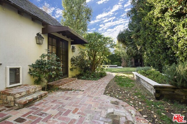 Building Photo - 23057 Sylvan St