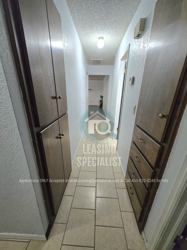Building Photo - Charming Yukon 3 Bed 2 Bath Home