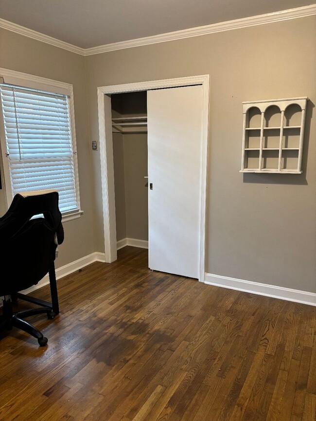 Building Photo - Fully Furnished and Move-in Ready: Charming 2BR/1BA Home