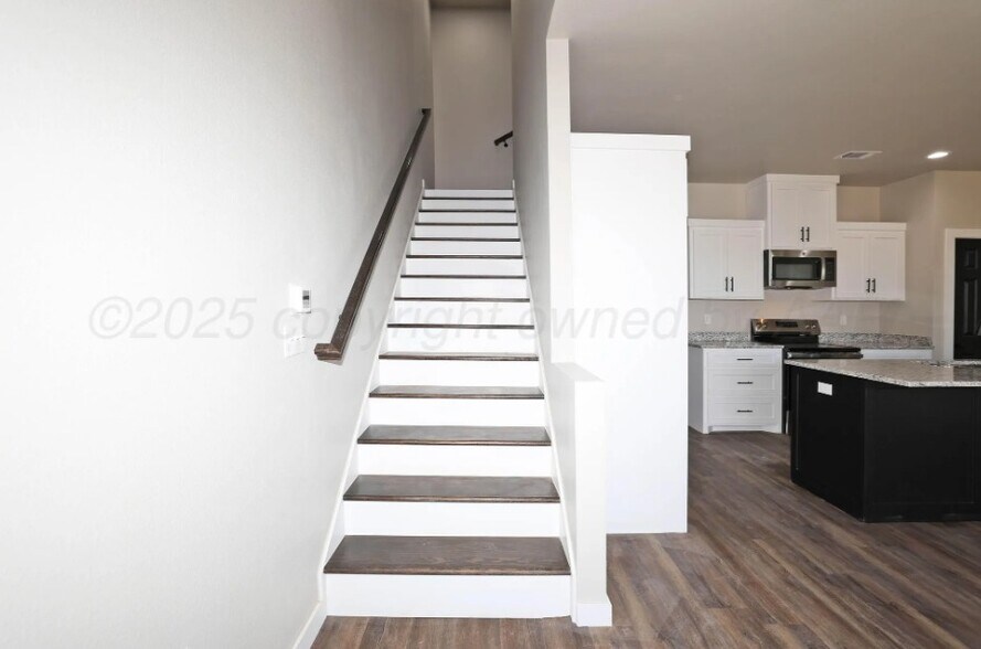 Building Photo - 925 E Loop 335 S