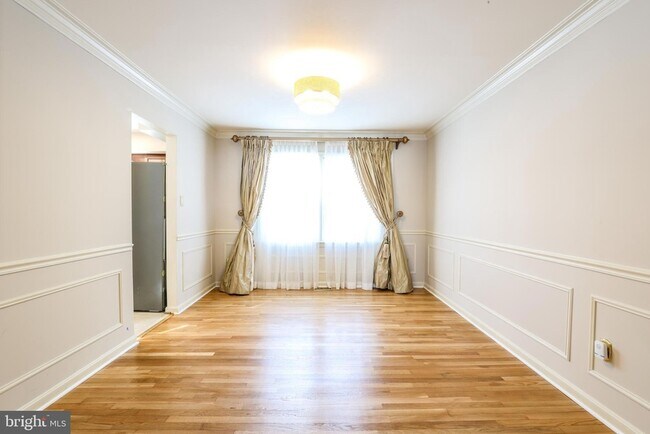 Building Photo - 8519 Electric Ave