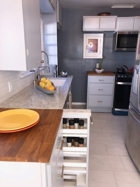 Sunny new kitchen with new stove and microwave - 1444 Silver Lake Blvd