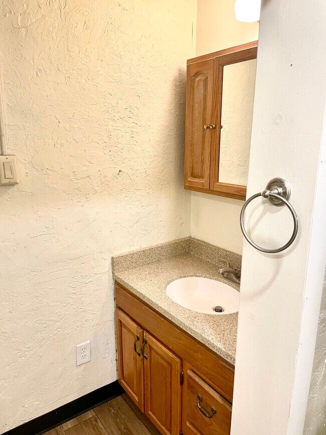 Building Photo - 547 W Main St