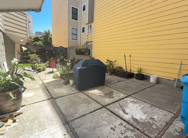 Building Photo - EPIC REA: Charming 2Bed/1Bath Condo w/ Parking