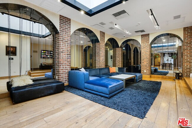 Building Photo - 460 S Spring St