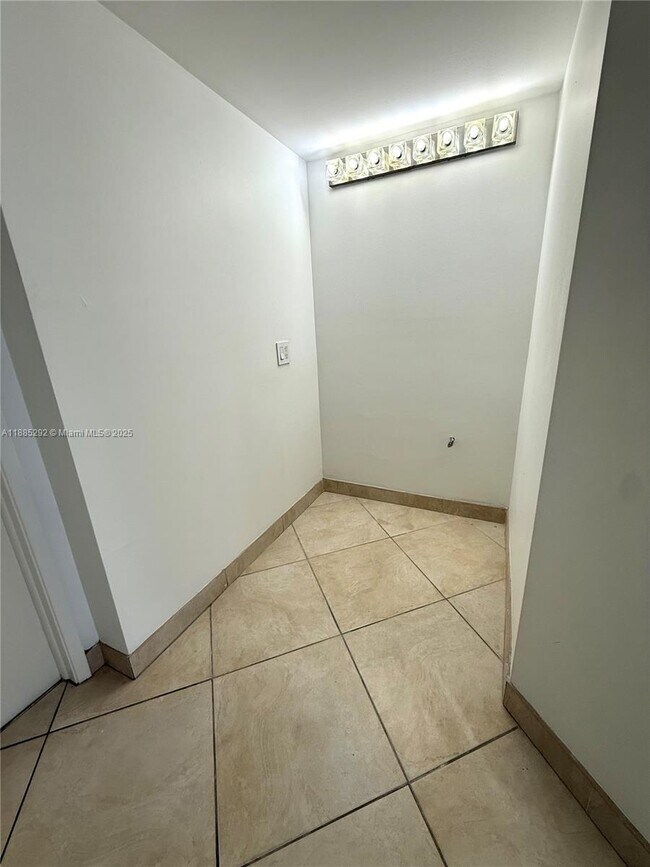 Building Photo - 1717 N Bayshore Dr