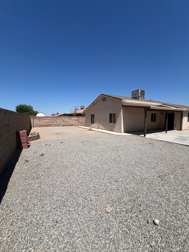 Building Photo - 3 BEDROOM HOME NEAR THE FOOTHILLS!