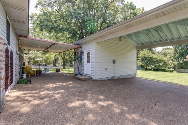 Building Photo - Crieve Hall Ranch with Studio