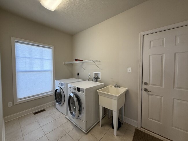 Building Photo - Three Bedroom Collegiate Station Home