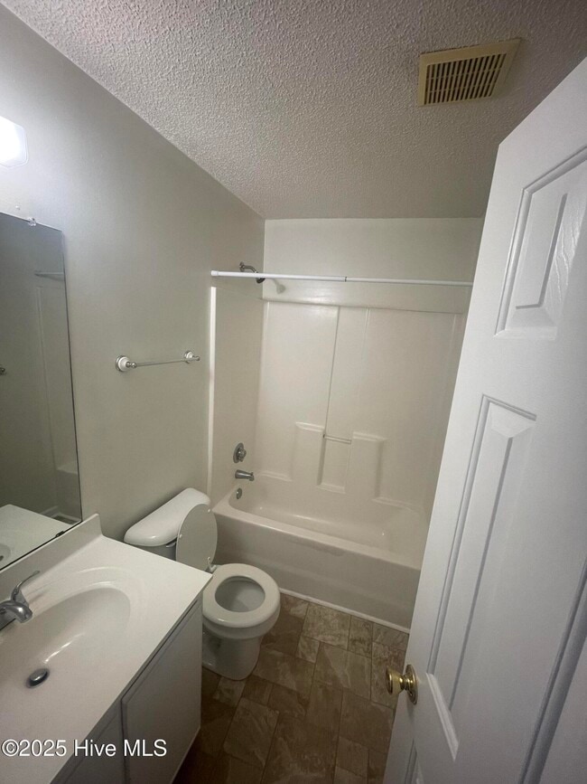 Building Photo - 300 Pinegrove Ct
