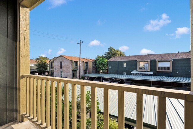 Building Photo - Charming 2 Bedroom Condominum