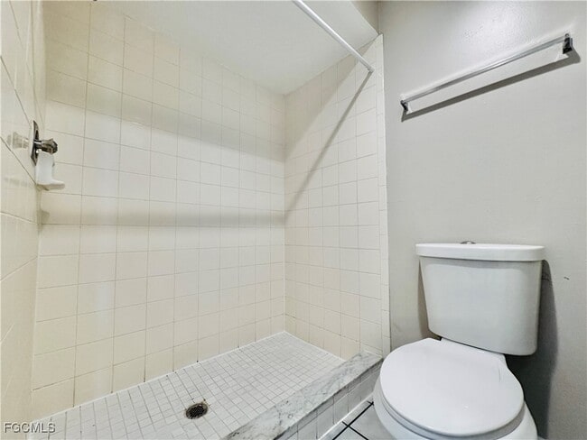 Building Photo - 706 SE 13th Ct