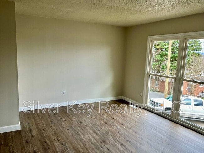 Building Photo - 206 Riggs St