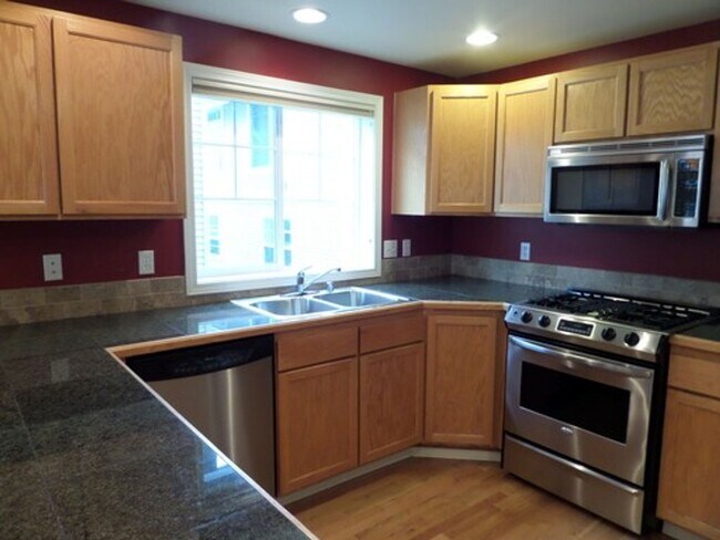 Building Photo - Stunning and Large 3-Bedroom Townhome with Garage FOR RENT in Green Lake!!