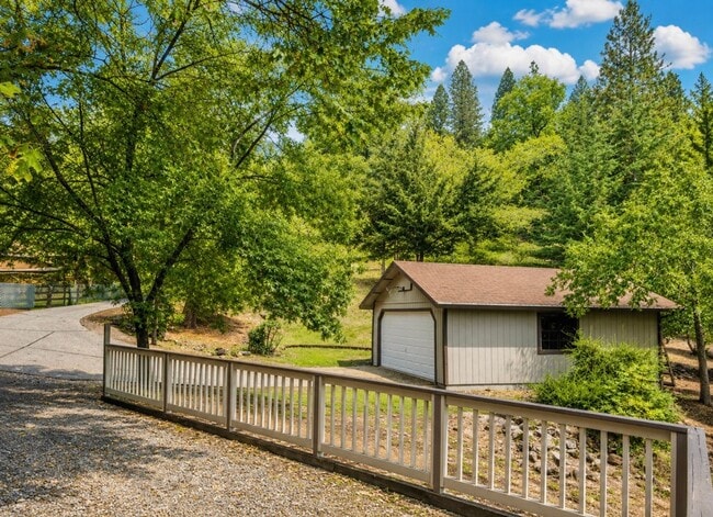 Building Photo - Great family home in Alta Sierra