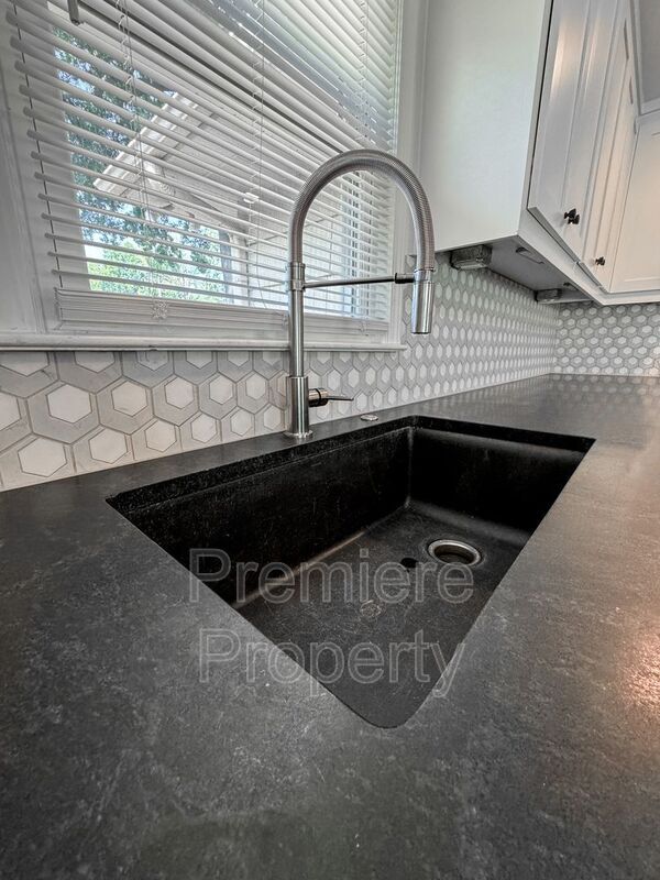 Building Photo - 7301 Mercier St