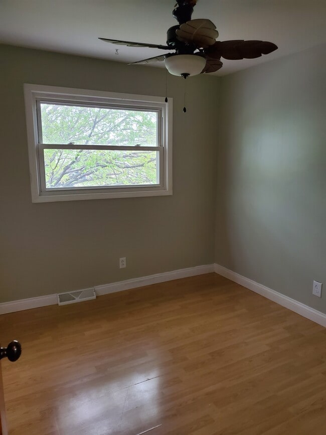 1st bedroom - 9830 McKinley St