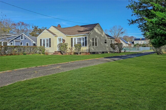 Building Photo - 425 Old Shipyard Ln