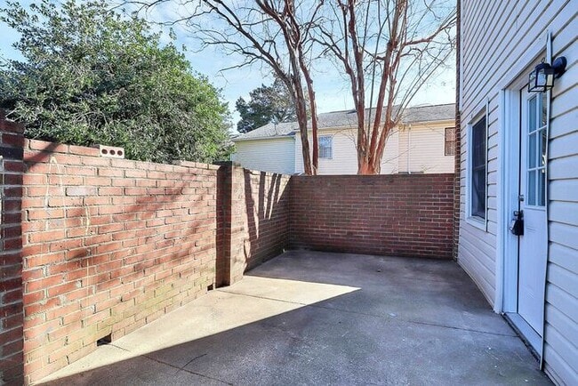 Building Photo - END UNIT 3BD/2.5BA Townhome in Lexington Commons