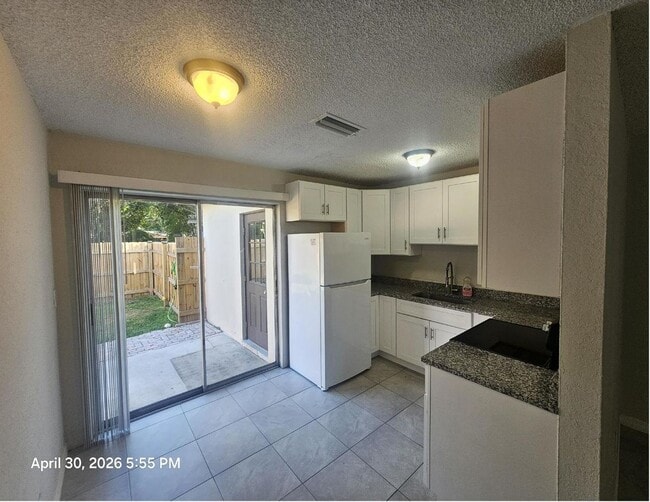 Building Photo - Beautiful and cozy 2/1 apartment available now!
