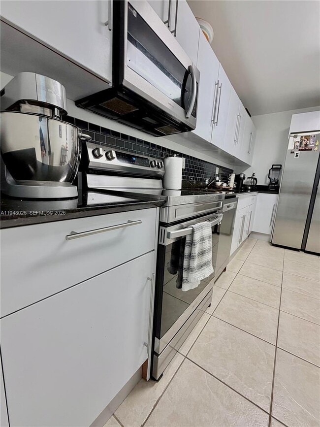 Building Photo - 3000 S Ocean Dr