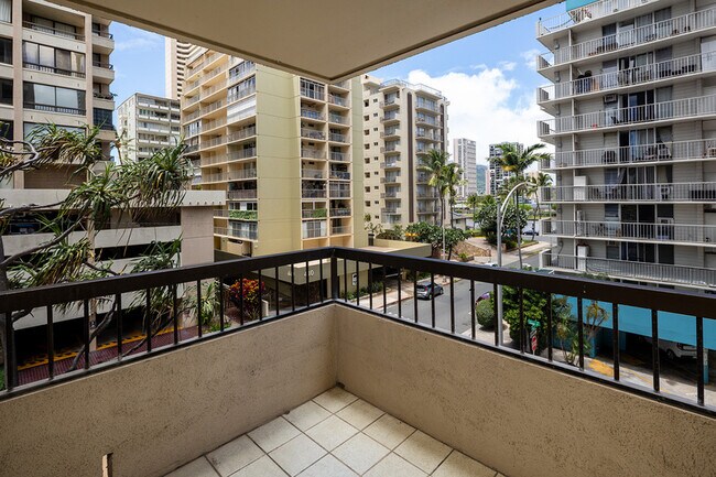 Building Photo - 2215 Aloha Dr