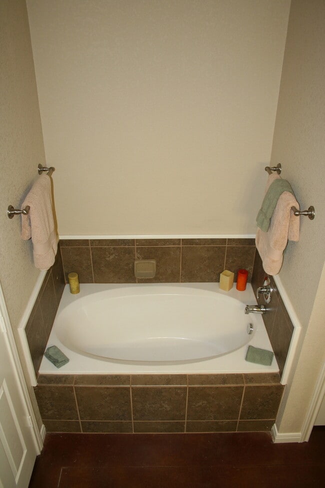Building Photo - Salem Way Luxury Duplex