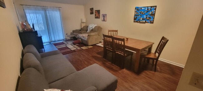 Building Photo - 2/2 Condo in the quiet community of Mile Run