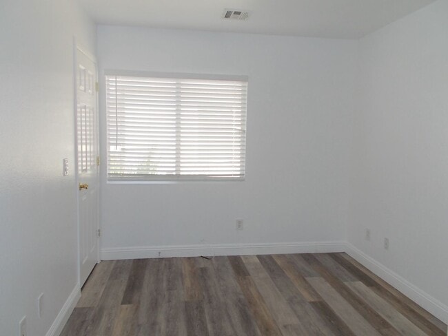 Building Photo - Spacious 4-Bedroom, 2.5-Bathroom Home – Fr...