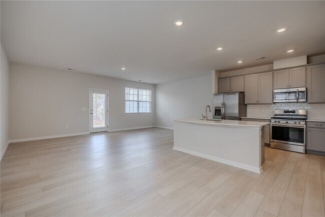 Building Photo - 14 Loebner Ln