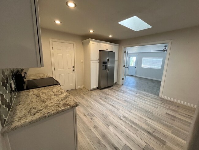 Building Photo - $0 First Month's Rent! Beautiful Three Bed...