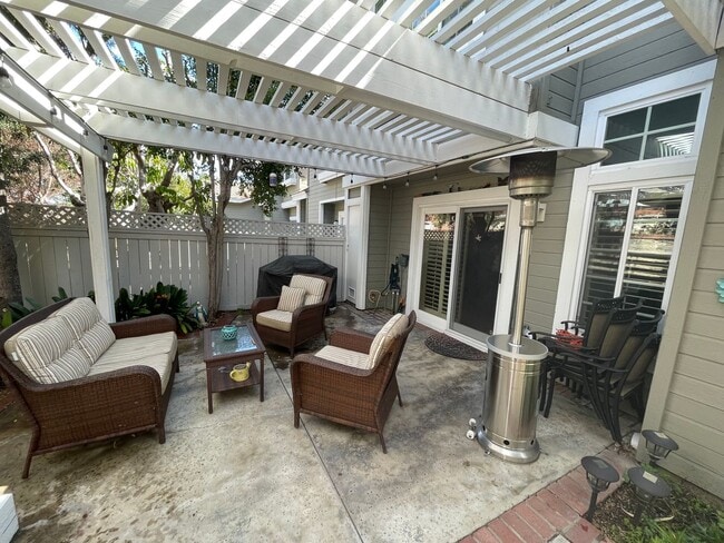 Building Photo - Updated 3BD/2.5BA 2-Story Townhouse in Pri...
