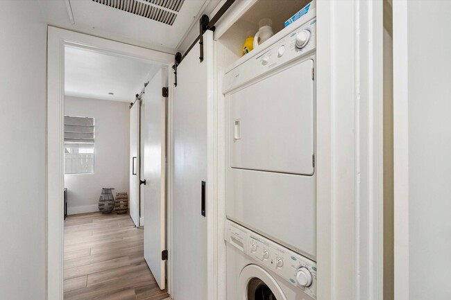 Building Photo - 1820 E Morten Ave