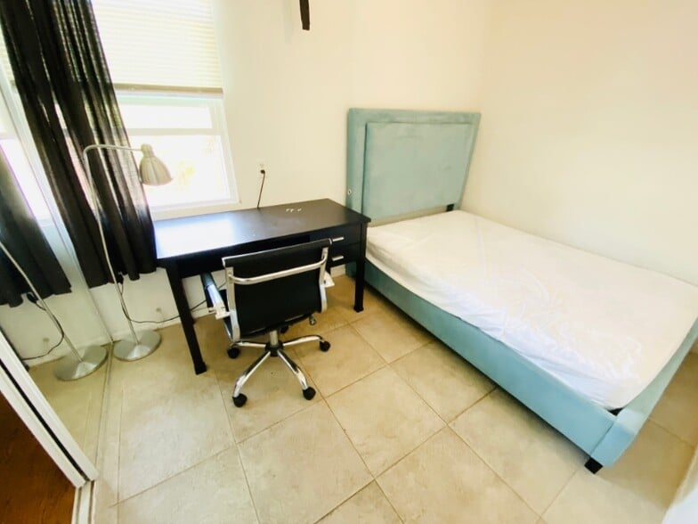 Primary Photo - 2300 Oak St