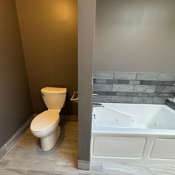 Main bathroom - 15183 Raphael Ter