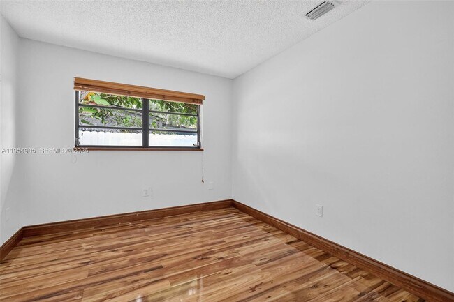 Building Photo - 1632 SW 19th Ter