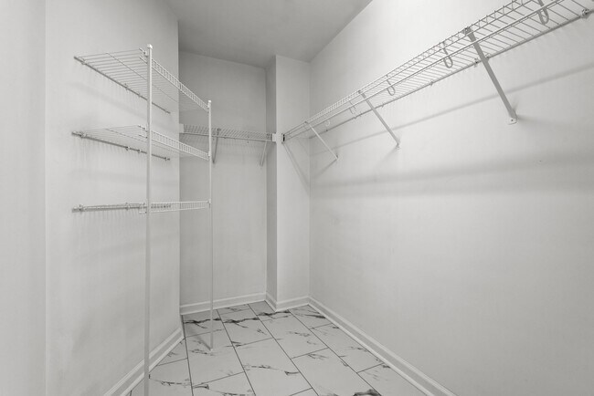 Building Photo - Fantastic end unit townhome: Available July 10th