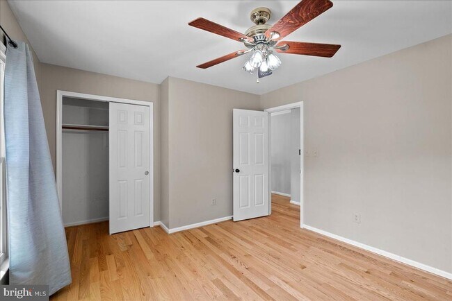 Building Photo - 8608 Oak Brook Ln