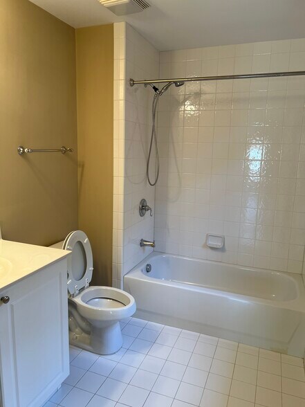 Guest bathroom 1 - 440 Wembley Cir