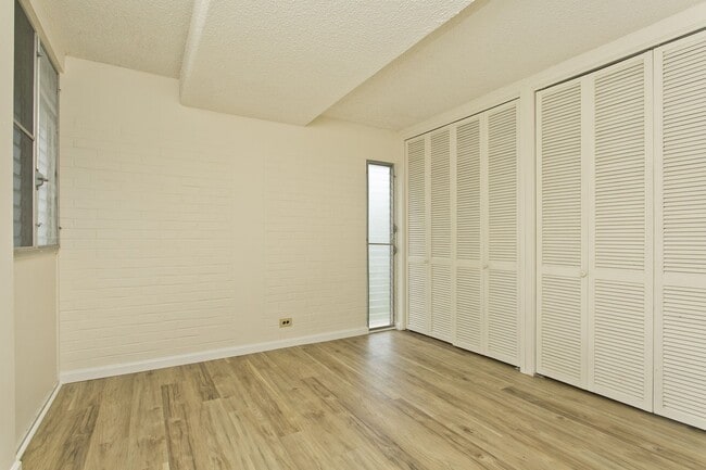 Building Photo - Punahou-Wilder Unit 803 - 2 BD 1 BA w/ Lanai KEY SCURED BUILDING