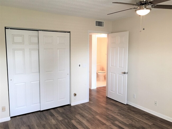 Building Photo - 551 SW 135th Ave