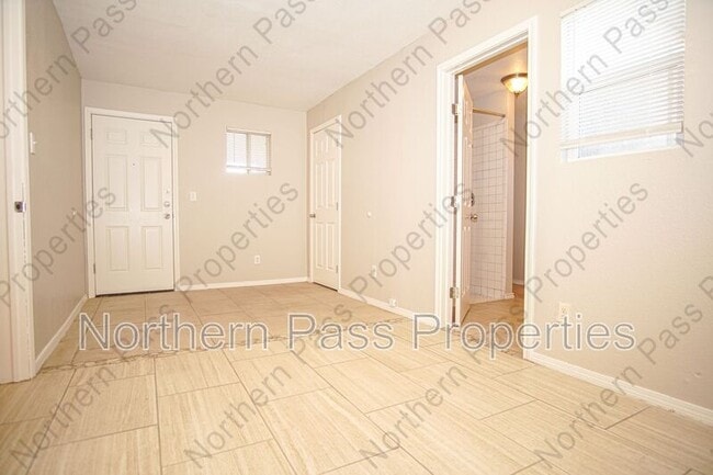 Building Photo - 1025 E Eighth