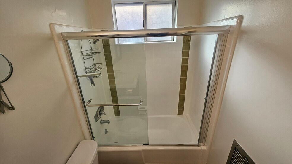 Building Photo - 2130 N Beachwood Dr