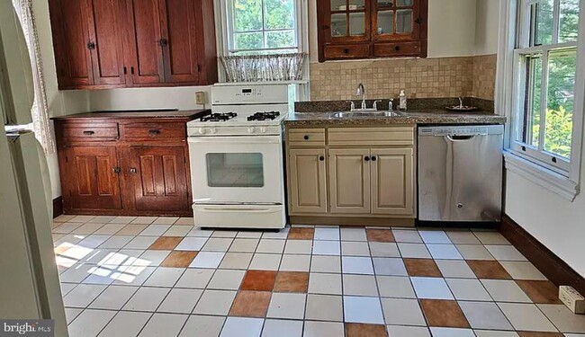 Building Photo - 1195 Westbourne Rd