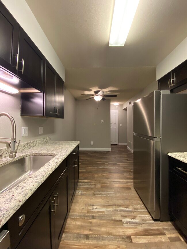 Building Photo - 380 Paradise Cir