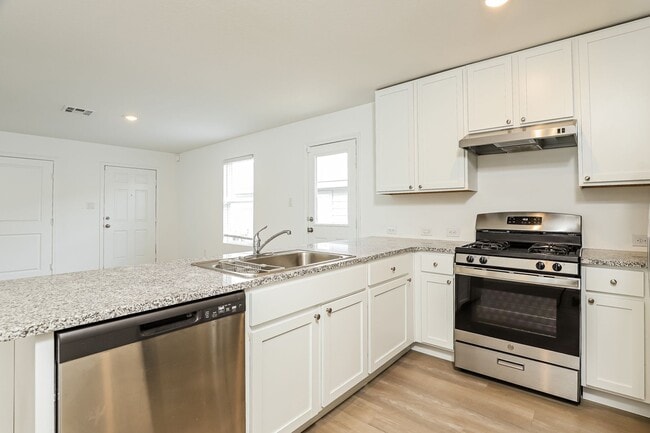 Building Photo - First time rental. Newer build home locate...