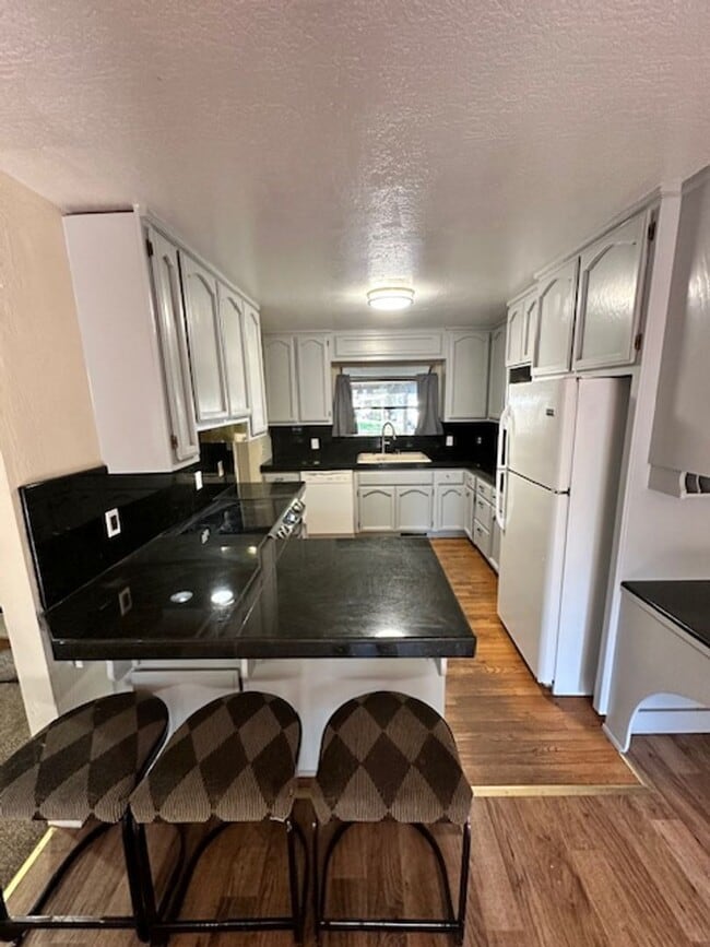 Building Photo - Single level home w/ 3Bd and 2 Ba! Availab...